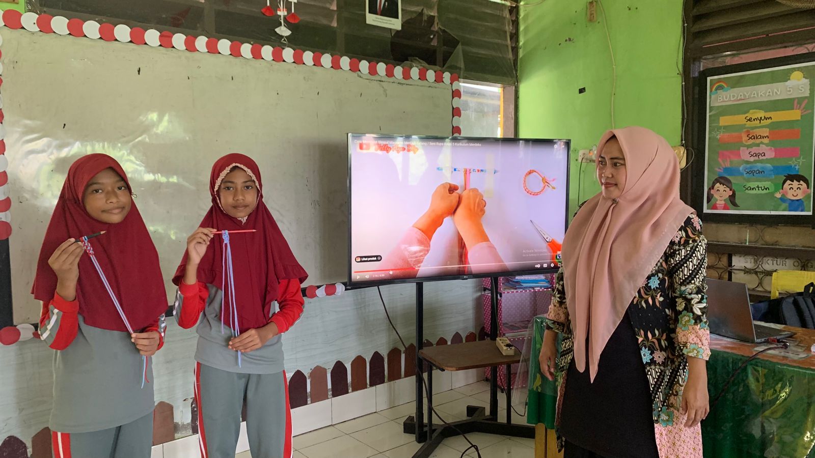 Pendidik MIN 2 Sinjai Kelas 6 C Praktik Membuat Kreasi Makrame