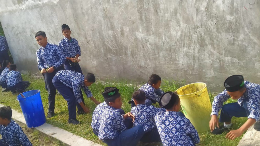 MTs Ma'arif Lasepang Bina Pendidikan Karakter Melalui Kerja Bakti pada Rabu, 8 Oktobet 2025 (Foto: Abian)