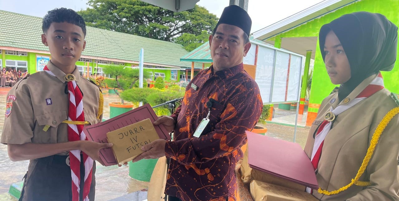 Pemberian hadiah lomba pada PORSIMA MAN 4 Bone