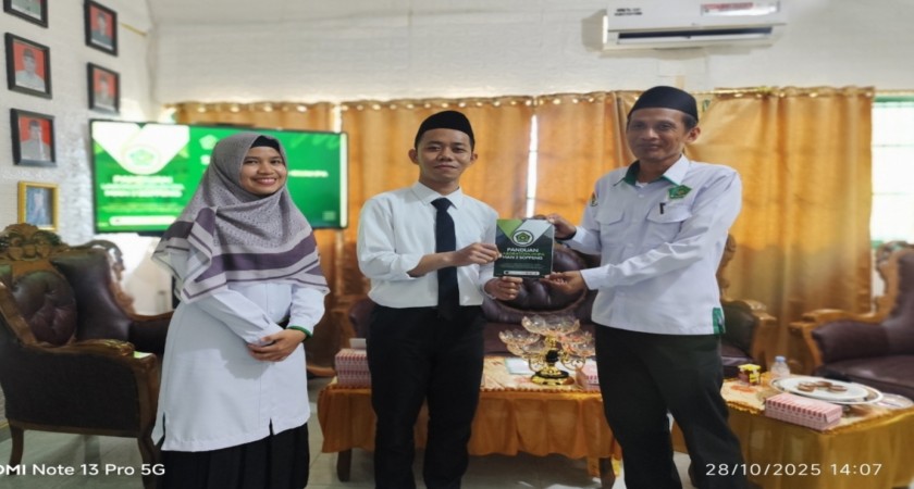 Penyerahan Buku Panduan Praktikum Lab IPA kepada pihak Madrasah