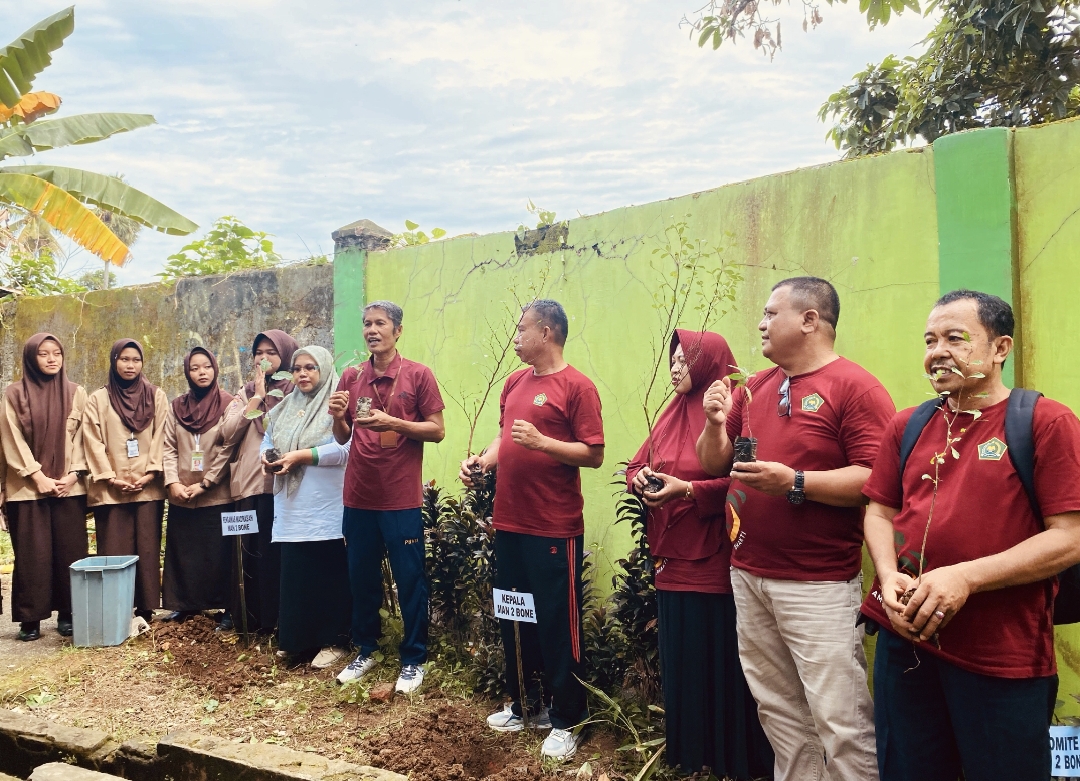 Kepala MAN 2 Bone, H. Muslimin Beri Pengarahan Saat Sebelum Aksi Menanam Pohon Bersama Pengawas, Wakamad, Guru dan Siswa