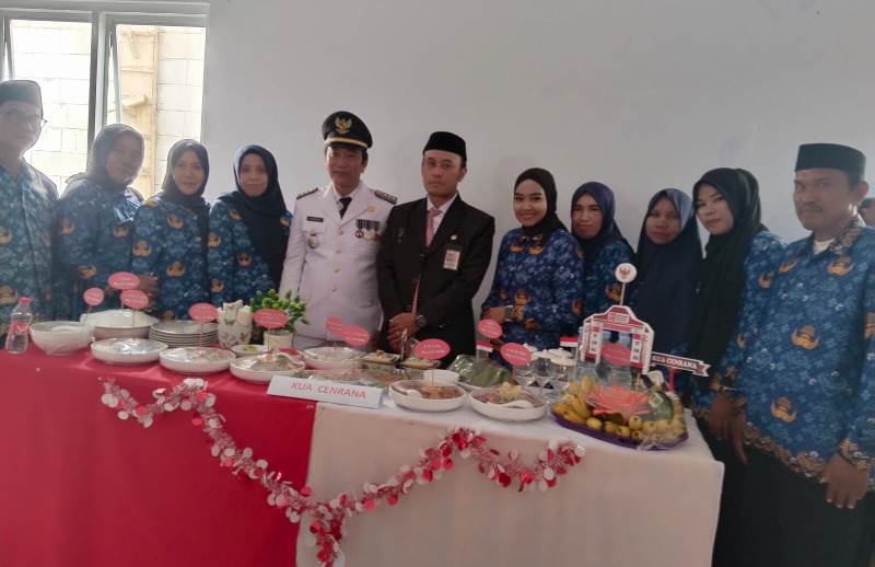 Kepala KUA Cenrana Marratang, S.HI. bersama tim KUA mengikuti lomba masakan tradisional di Aula Kantor Camat Cenrana pada peringatan HUT RI ke-80.