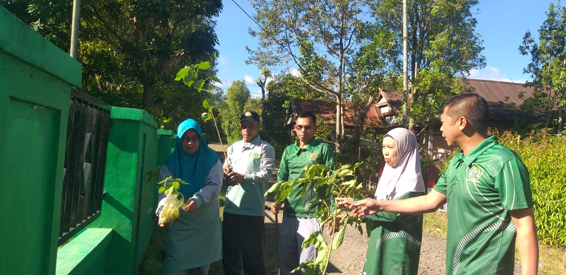 Kantor Urusan Agama  Kec. Sinjai Barat Gelar Aksi Penanaman Pohon Secara Serentak