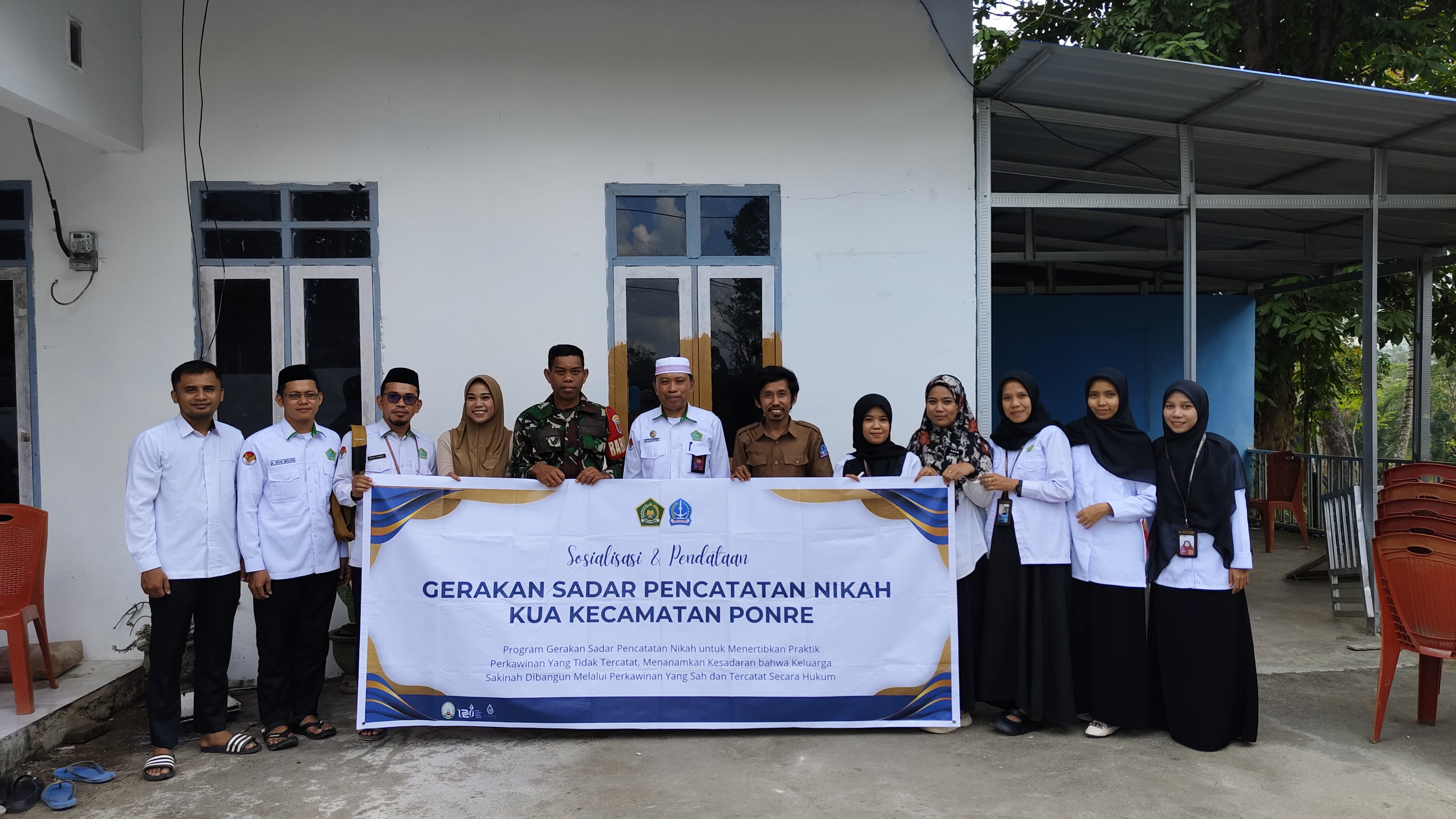 Foto bersama perangkat Desa Bolli