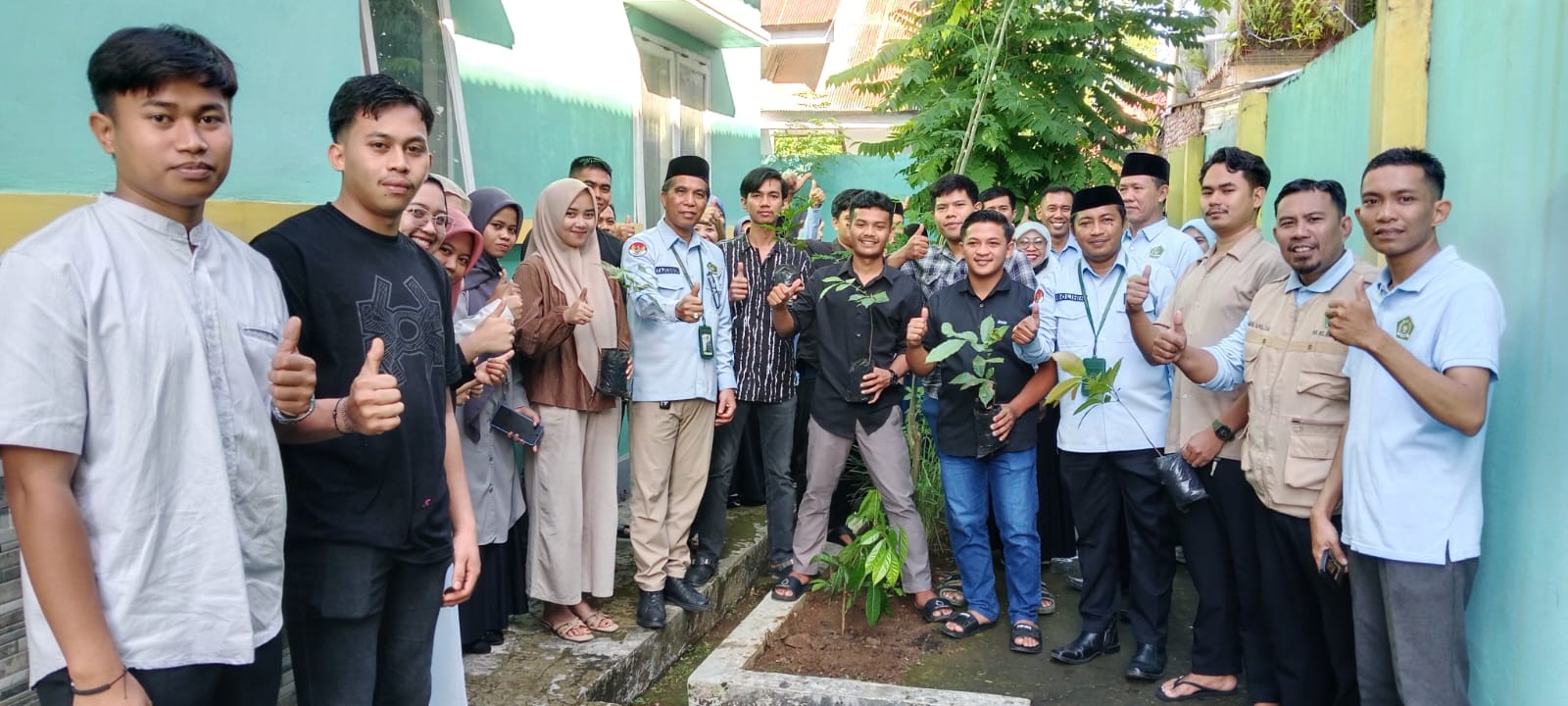 Kasi Bimas bersama catin saat menanam pohon
