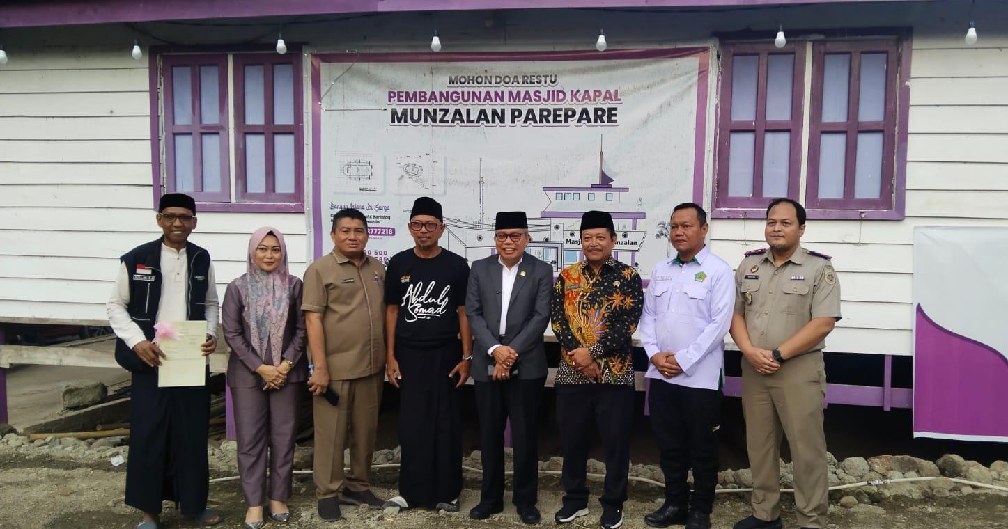 Anggota Komisi II DPR RI Serahkan Sertipikat 5 Lokasi Wakaf di Kota Parepare
