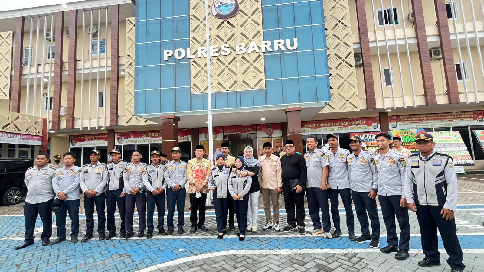 Penuh Senyum Dan Haru Bupati Barru Bersama Kakan Kemenag Barru Sambut Jemaah Haji