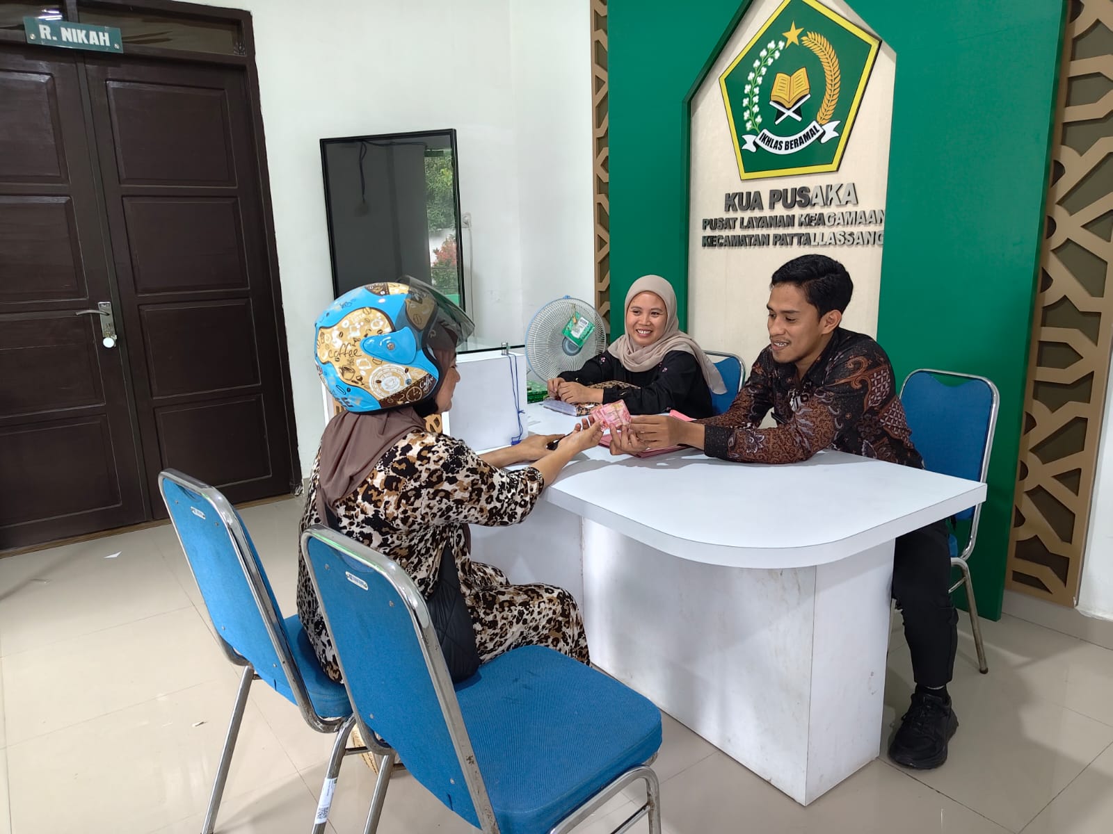 Staf Front office KUA Pattallassang saat menerima masyarakat