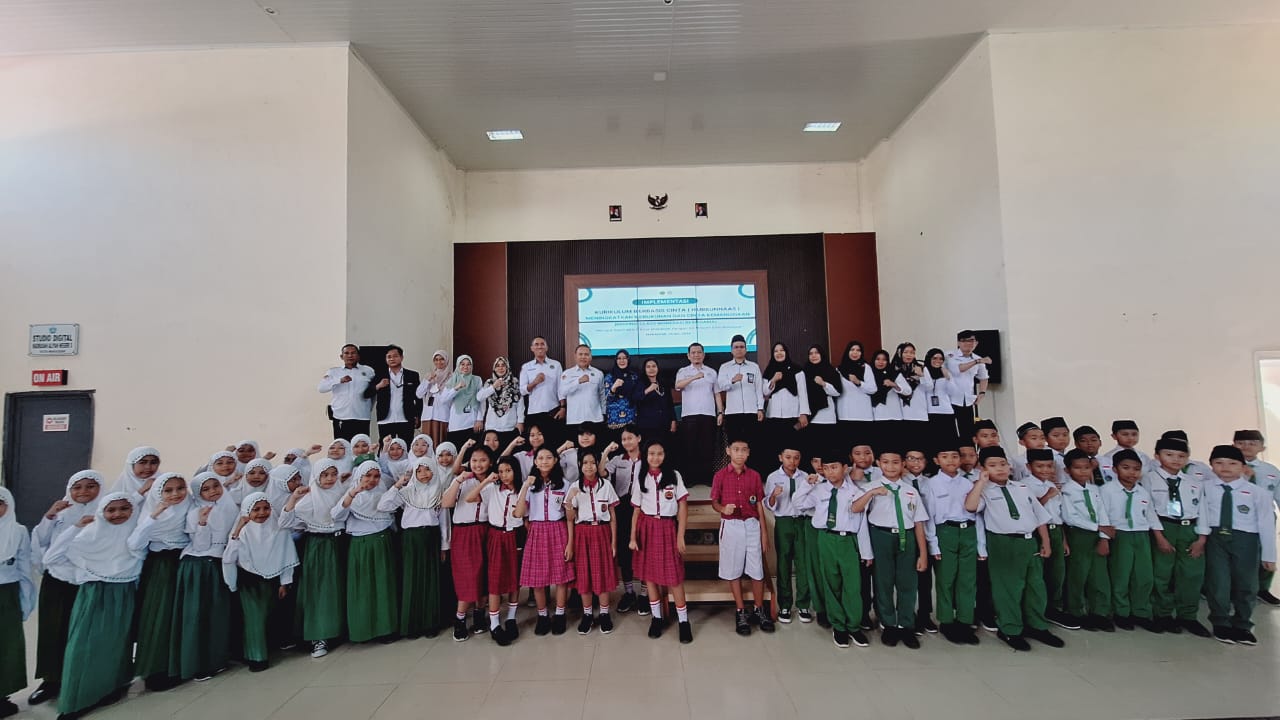 Siswa min  2 Kota Makassar bersama SD Kristen Elim Makassar