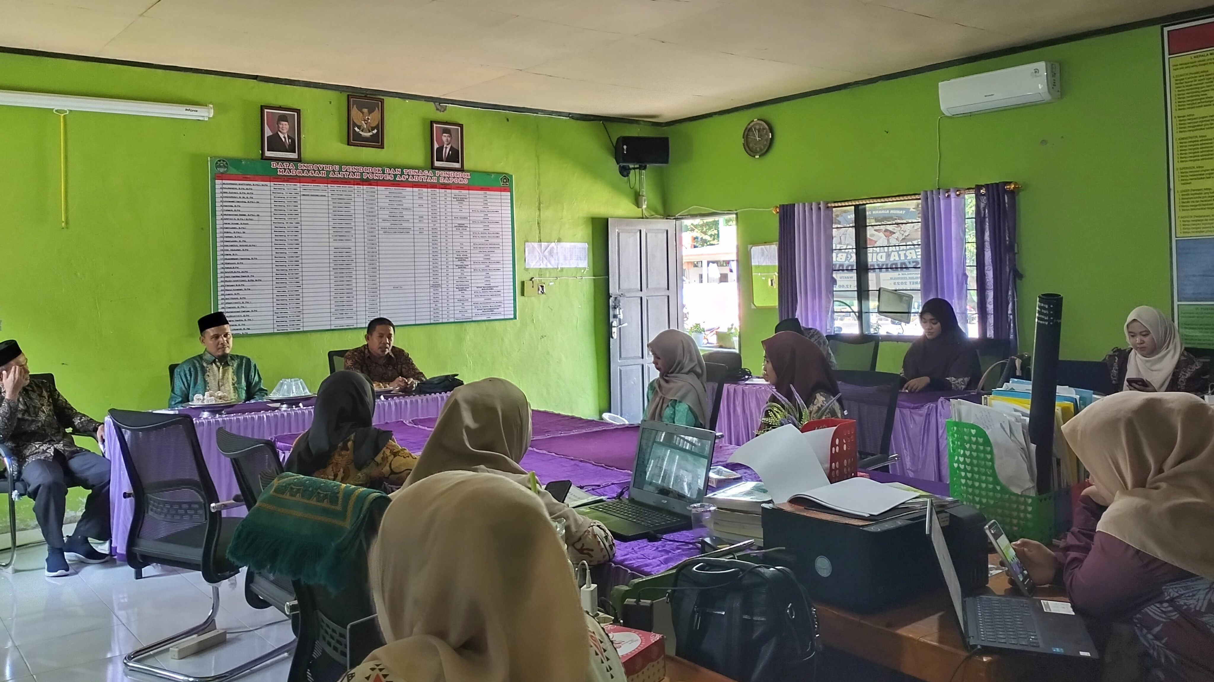 Pengawas Madrasah Sampaikan Arahan dalam Kunjungan Rutin di MAS Ponpes As'adiyah Dapoko pada Rabu, 16 Juli 2025 (Foto: Humas MAS As'adiyah Dapoko)