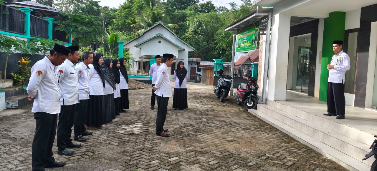 Suasana Apel Perdana Abdul Wahab Kepala KUA Kajang yang Baru