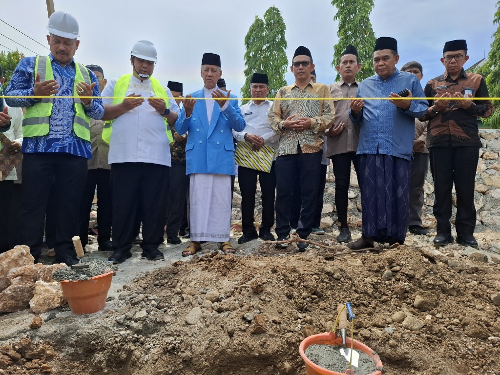 Prosesi sebelum peletakan batu pertama rehab berat kantor Kemenag Maros.