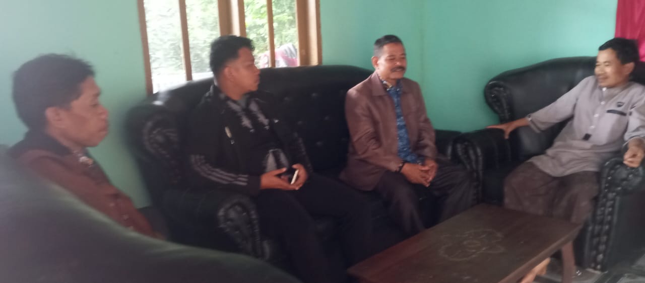 Kepala Desa Terasa Sinjai Barat (ujung kanan) menerima langsung kedatangan Dai 3T