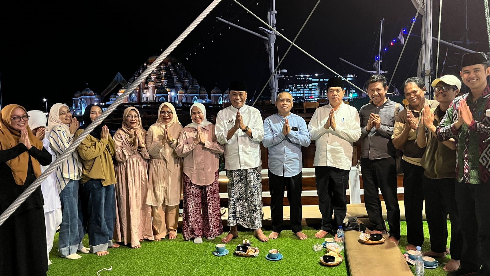 Kakanwil Kemenag NTB Saat Foto Bersama Di Restoran Penisi Pantai Losari Makassar