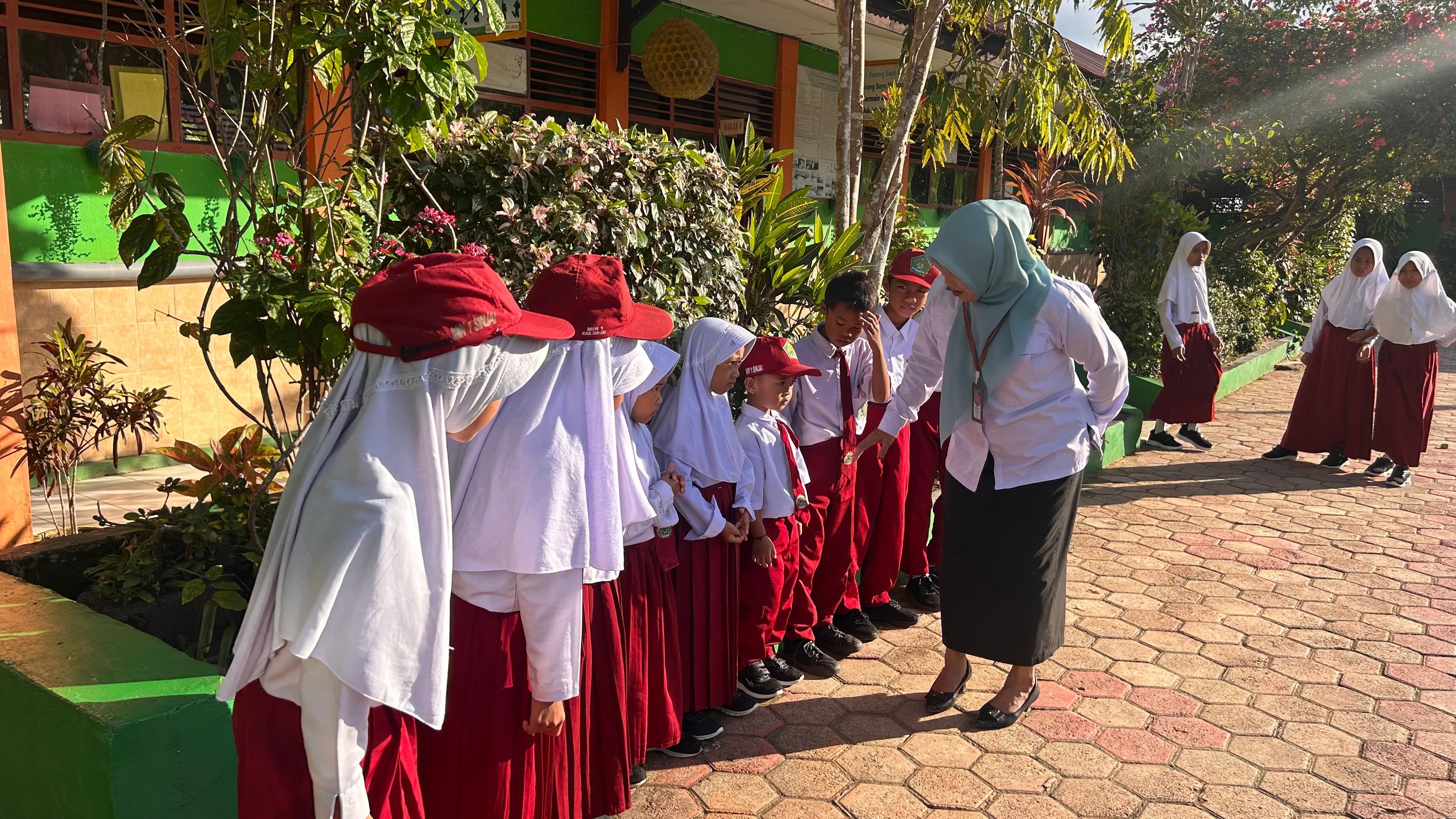 Kepala MIN 1 Sinjai melakukan penertiban terhadap kelengkapan atribut peserta didik