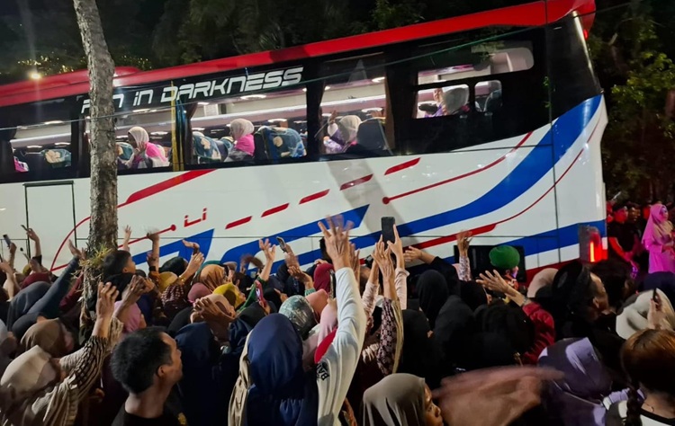 Kedatangan Jemaah Haji Sidrap di Rujab Bupati Disambut Suka Cita Para Keluarga
