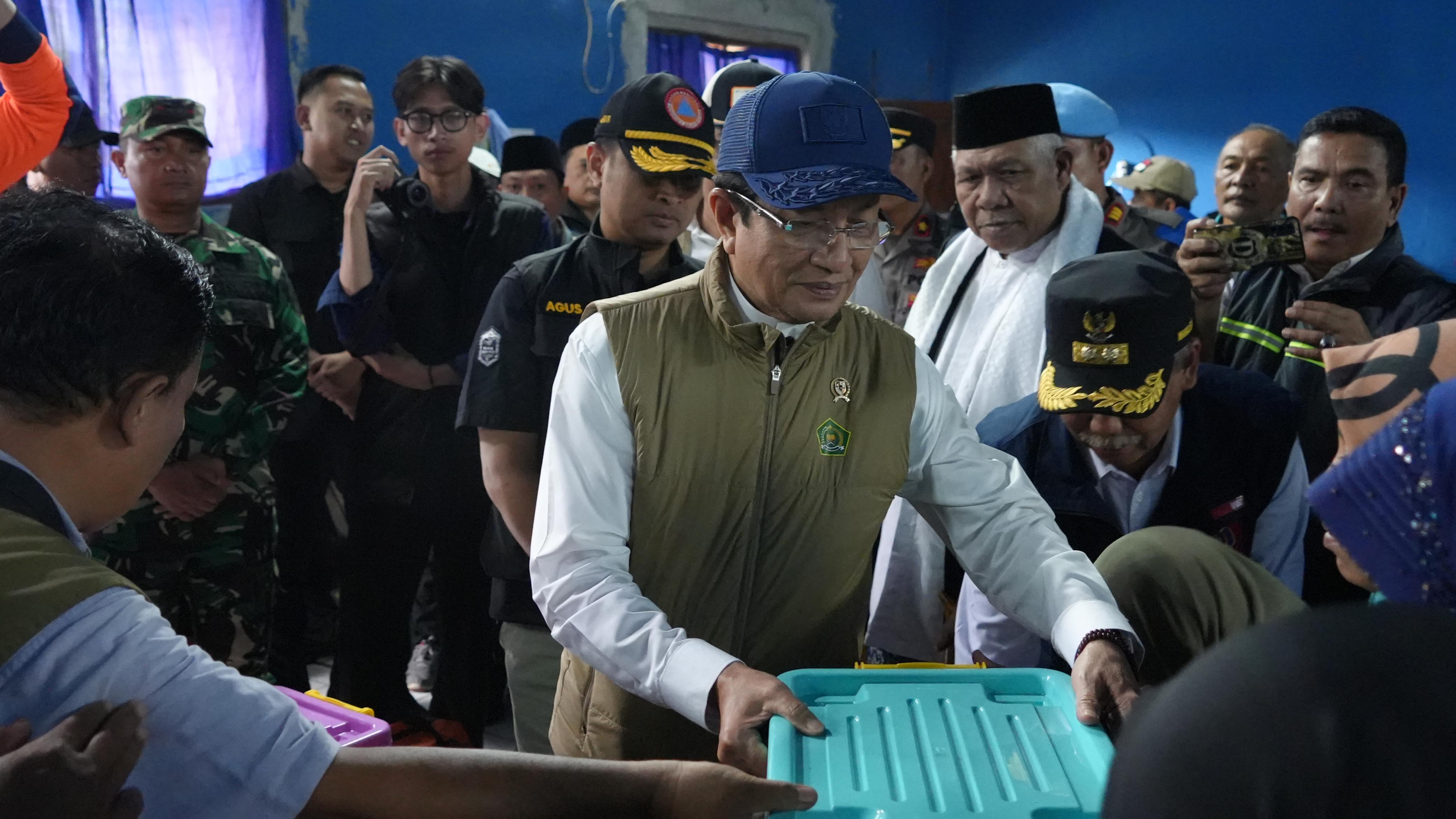 Menag Salurkan Bantuan Rp596 Juta untuk Madrasah, Guru, dan Siswa Terdampak Longsor Cisarua