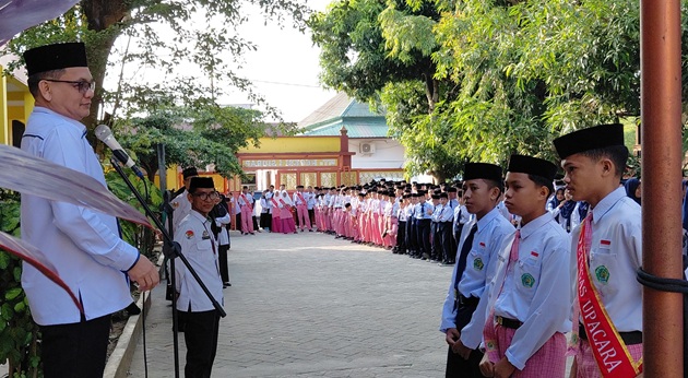Kakan Kemenag Sidrap Berbagi Reword bagi Siswa Berprestasi di MTsN 1 Sidrap.