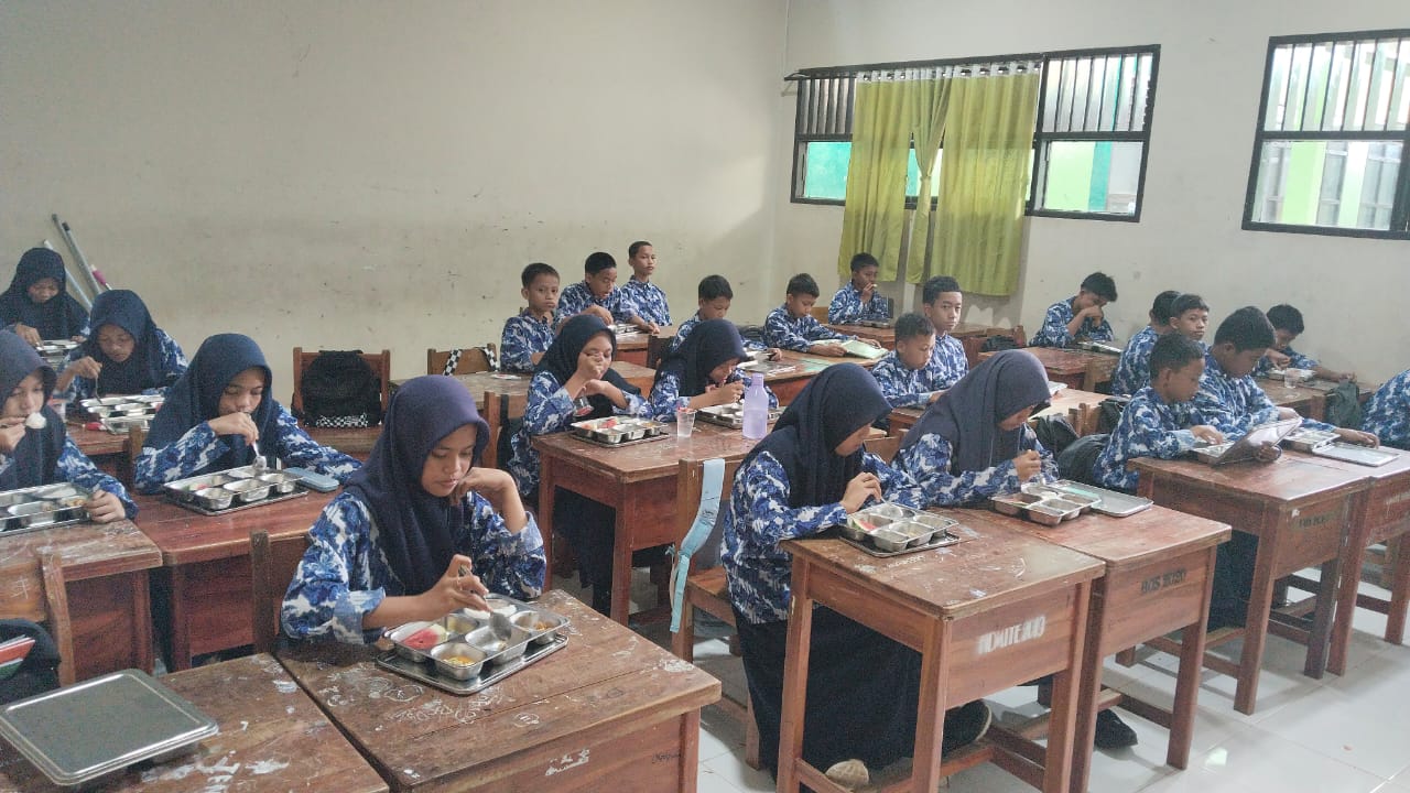 Siswa MTsN 2 Maros menikamati program MBG (foto: ist)