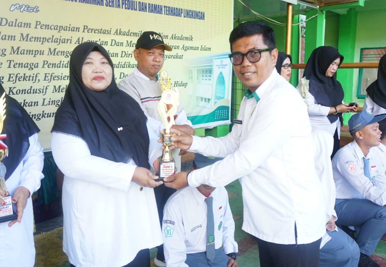 Upacara Bendera MAN 1 Sinjai Jadi Ajang Penyerahan Piala Prestasi HUT ke-80 RI