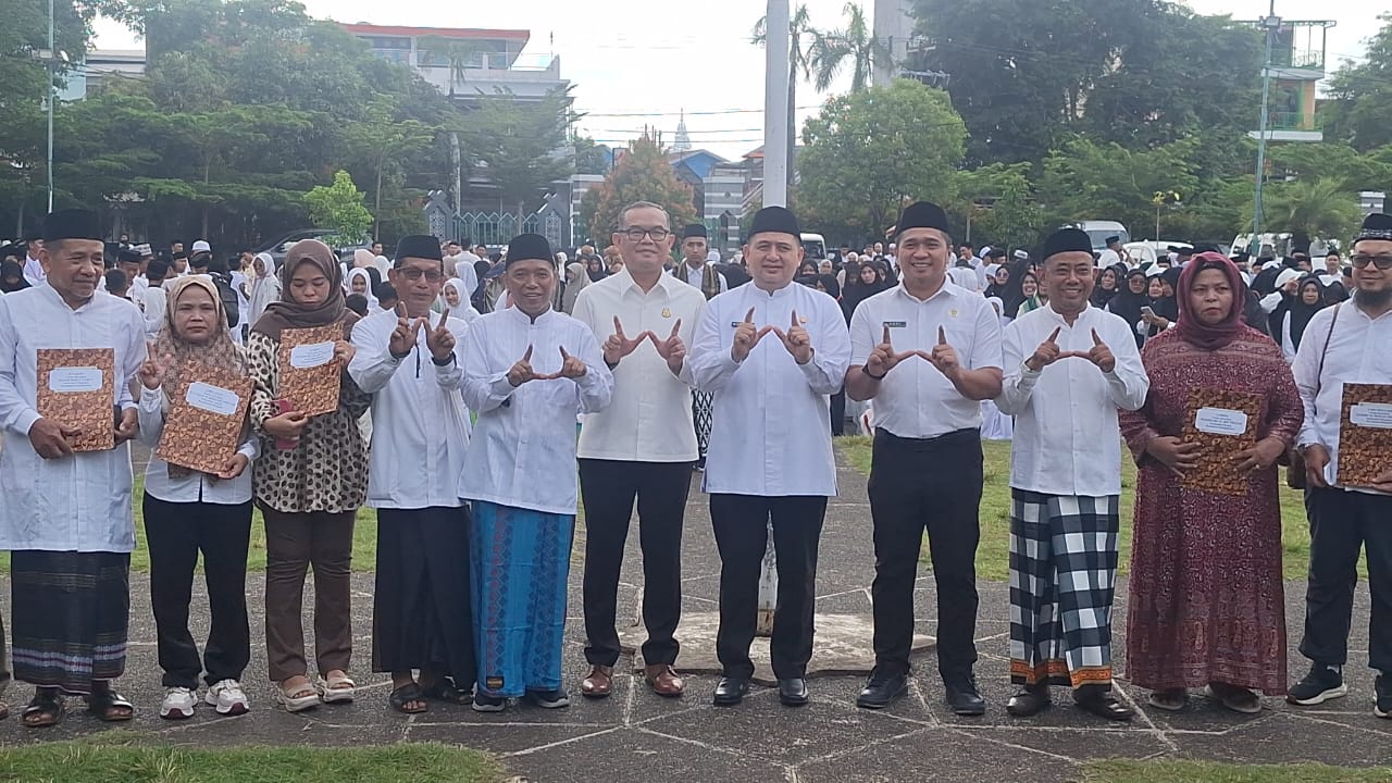 Makassar Terbitkan Sertifikat Tanah Wakaf Terbanyak se-Sulsel, Wali Kota Serahkan Langsung di Apel Hari Santri 2025