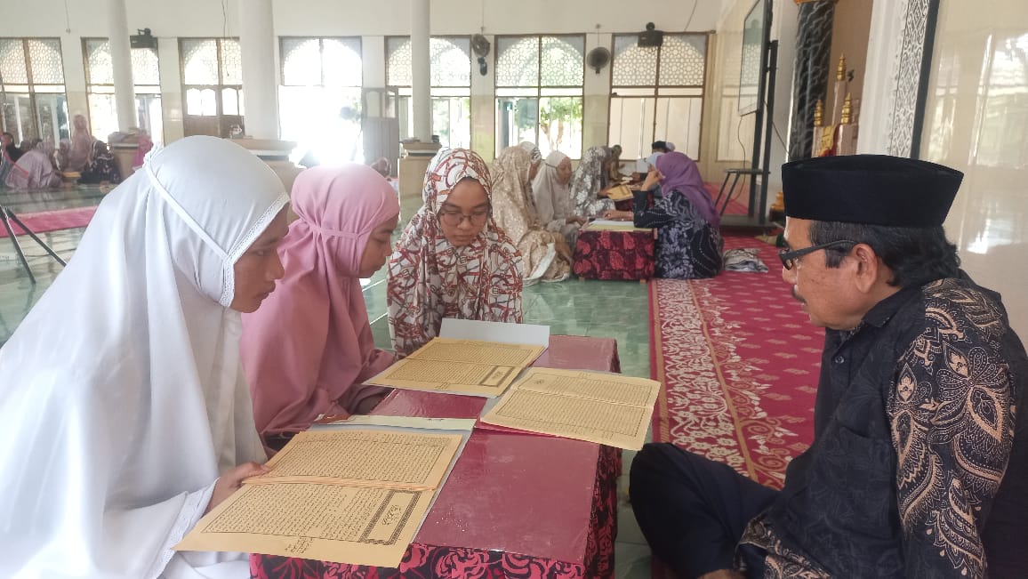 Santri Pondok Pesantren DDI Lil Banat mengikuti ujian Kitab Kuning