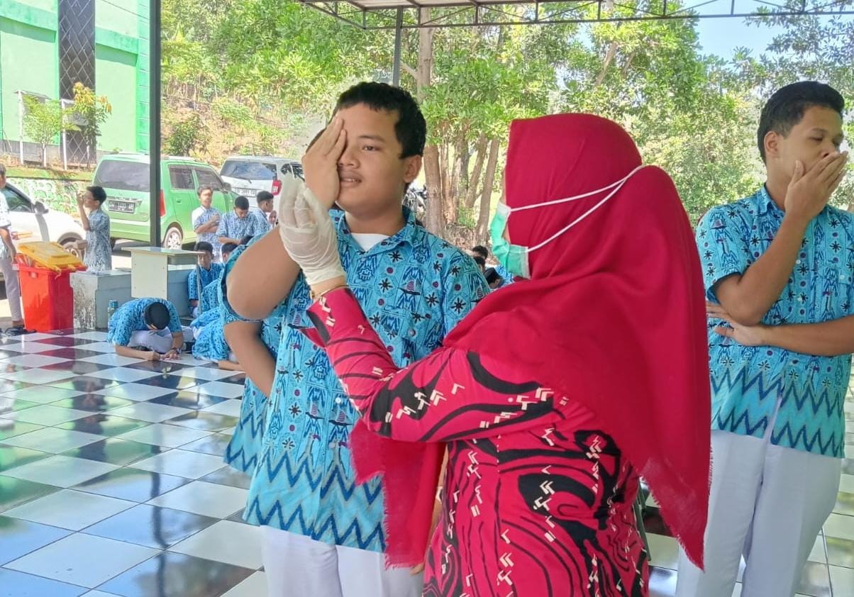 Salah satu siswa saat pemeriksaan mata