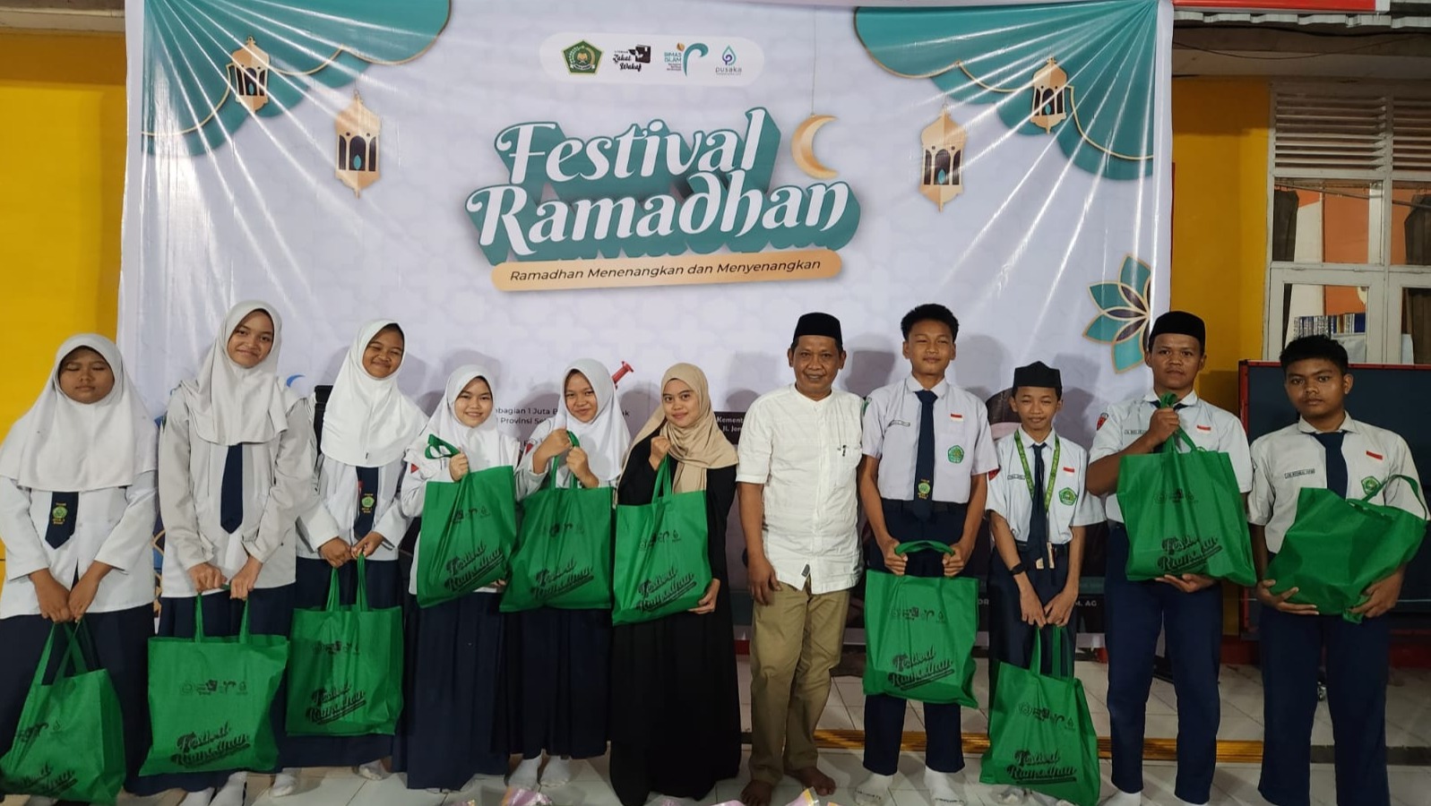 Siswa MTsN 1 Bone Terima Paket Sembako dan Beasiswa Zakat dari Kemenag Kab. Bone