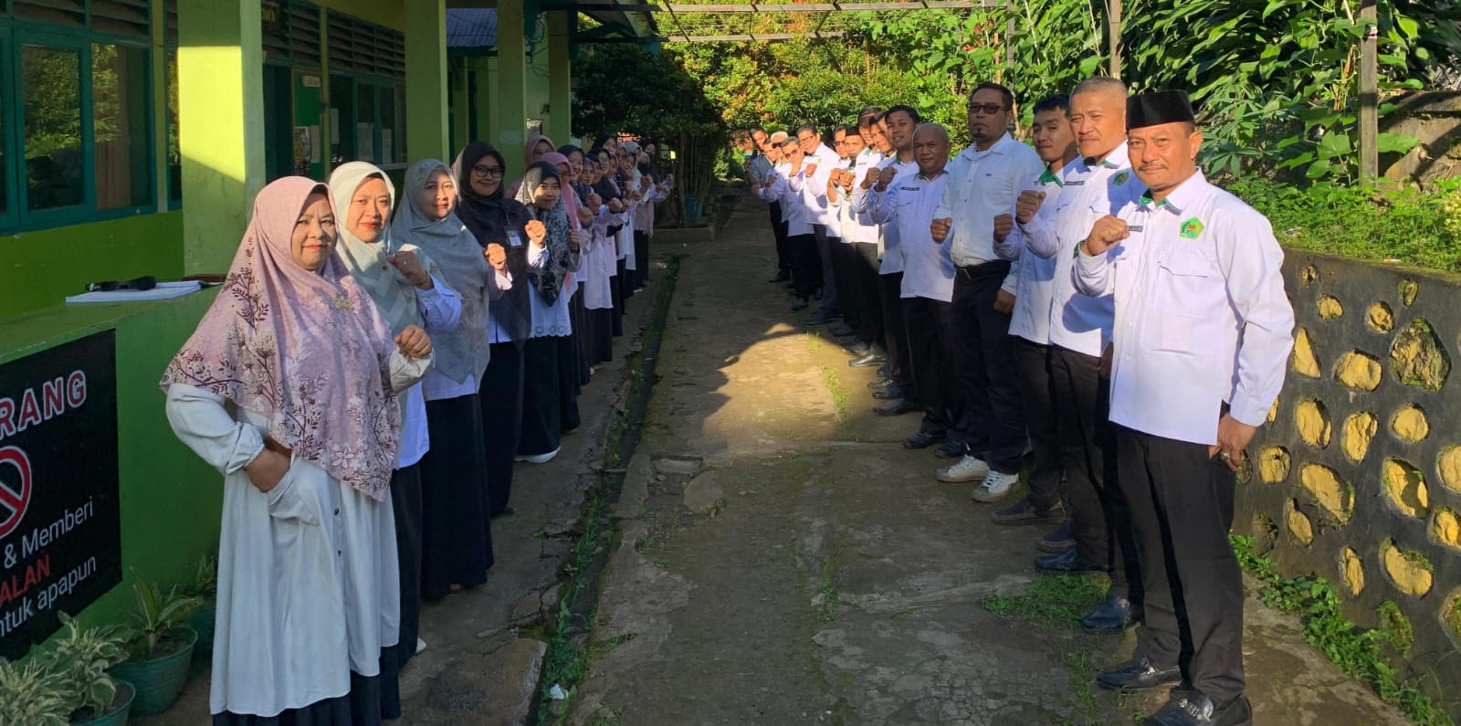 Para guru berbaris, siap menyambut siswa