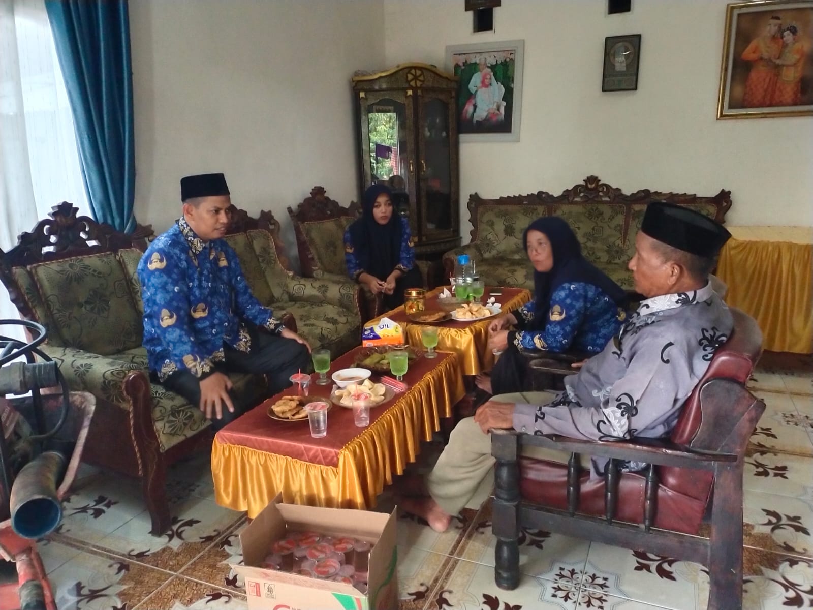 Kepala KUA di rumah salah satu imam