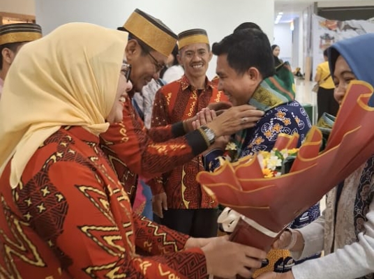 Kakankemenag Sinjai Sambut Plt Kakanwil Babel di Makassar dengan Cenderamata Khas Bugis