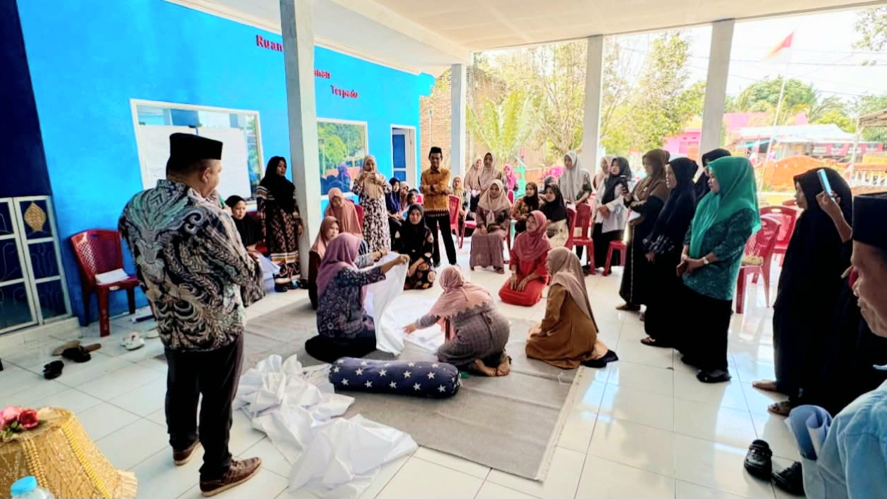 Pemdes Barua dan Penyuluh Agama Islam KUA Eremerasa Gelar Pelatihan Penyelenggaraan Jenazah pada Kamis, 28 Agustus 2025 (Foto: Tahir)