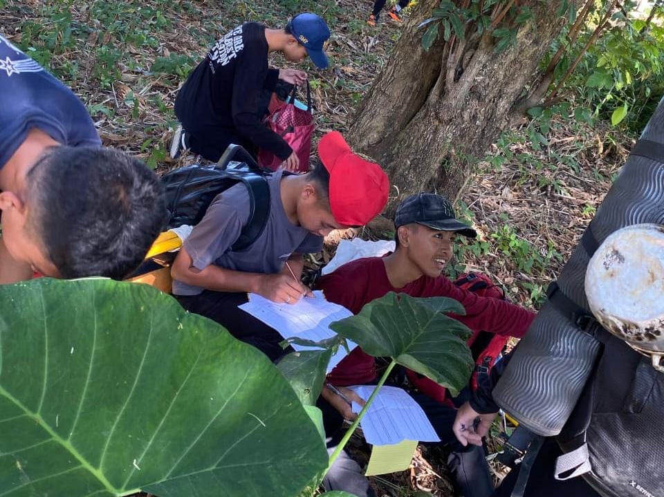 Para santri beraksi di lapangan