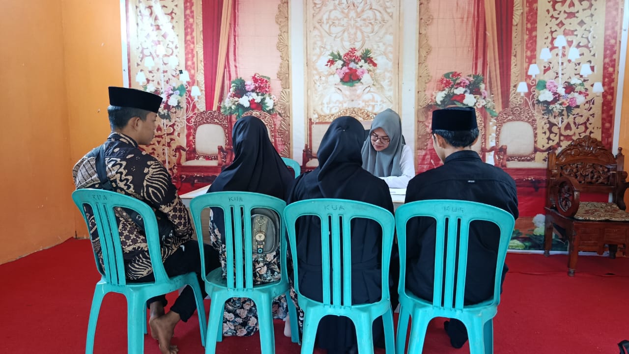 Kepala KUA Sinjai Borong memberikan pelayanan serta penjelasan kepada masyarakat mengenai manfaat pencatatan nikah