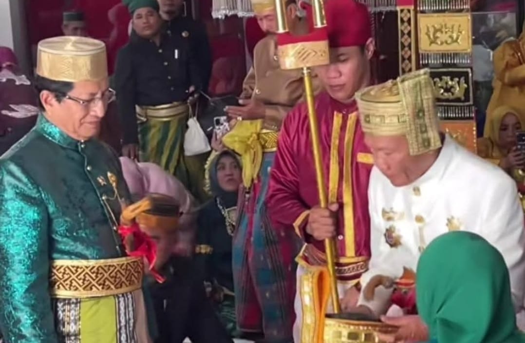 Menag RI Terima Gelar Adat Kedatuan Luwu: To Makkadangnge ri Labutikka