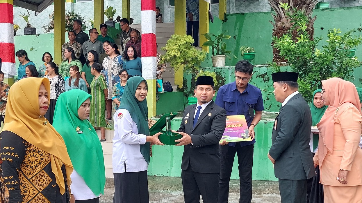 Penyerahan Penghargaan kepada Guru Inovatif  Yulia Wahyuni