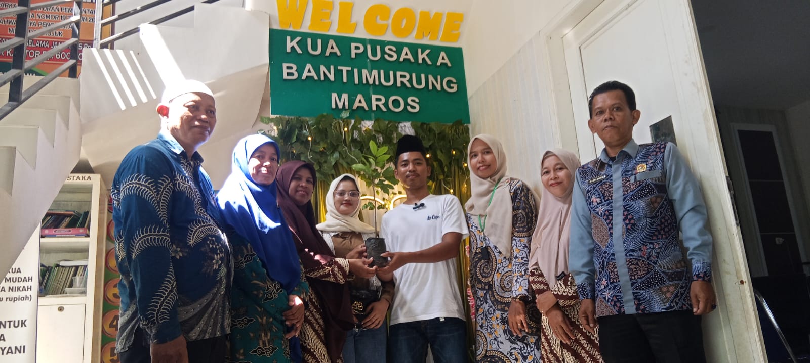 Penyerahan bibit pohon oleh calon pengantin di KUA Pusaka Bantimurung (foto: ist)