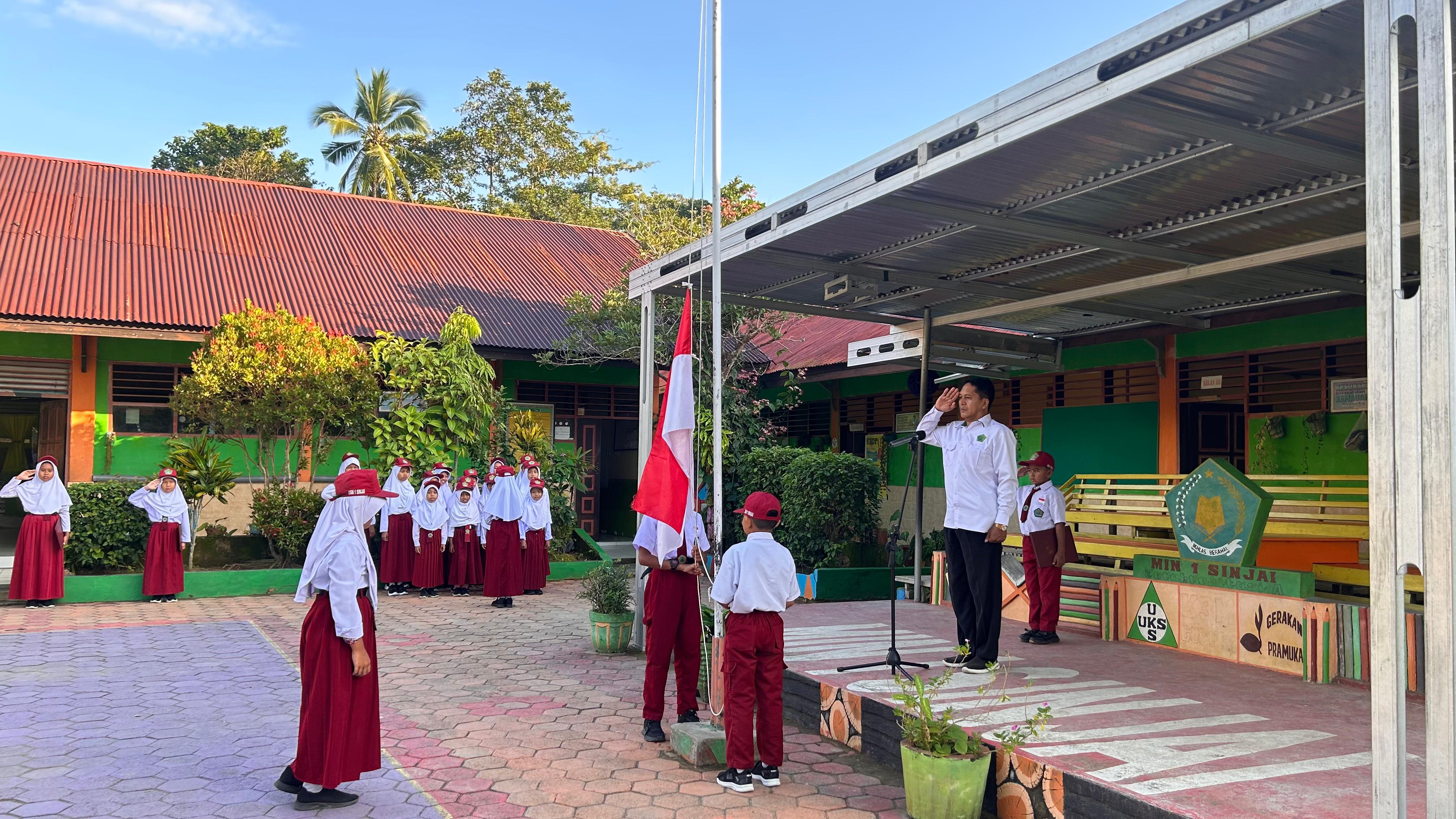 Pengawas Madrasah H. Abdul Latif bertindak sebagai pembina upacara bendera di MIN 1 Sinjai