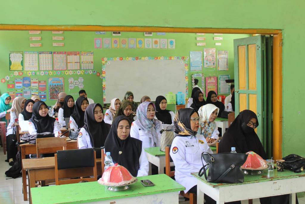 Para guru madrasah antusias mengikuti kegiatan Pengukuhan Pengurus KKG se-KKM MIN 4 Bone di Aula MIN 4 Bone, Selasa (11/11/2025).