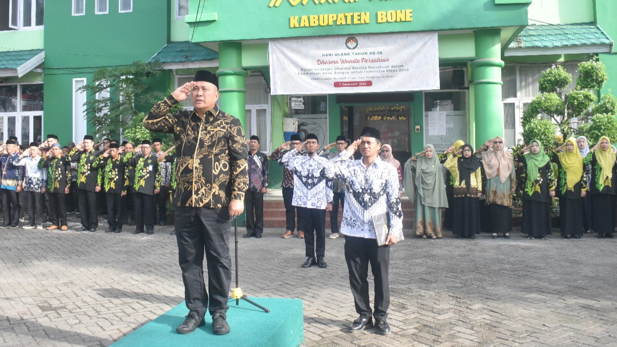 ASN MTsN 1 Bone Jadi Pelaksana Upacara Hari Guru Nasional ke-80 di Kemenag Bone