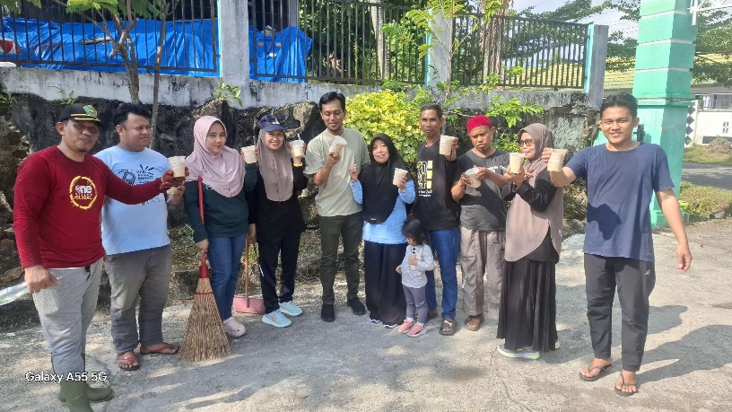 H.Mikail Bersama Para staf dalam Kegiatan Gotong royong 25/07/2025
