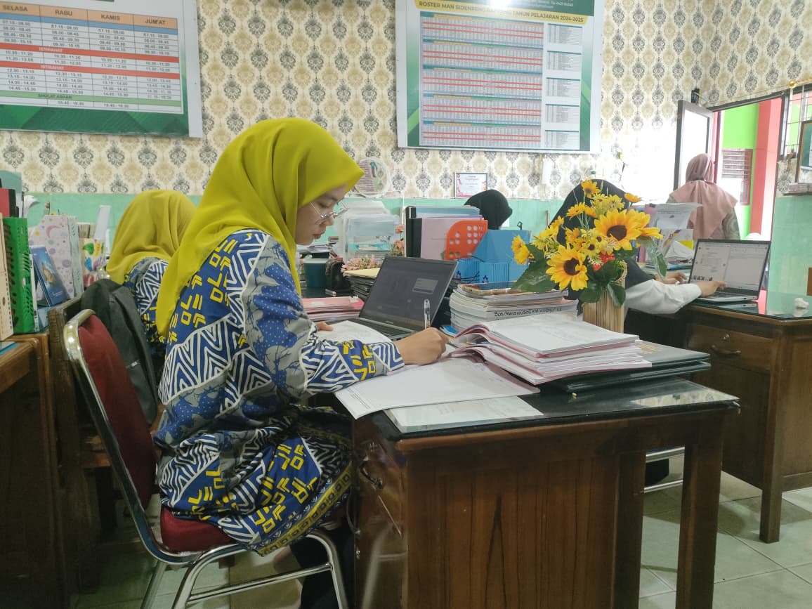 Wali Kelas MAN Sidenreng Rappang Maksimalkan Pengawasan Tugas Siswa Secara Daring