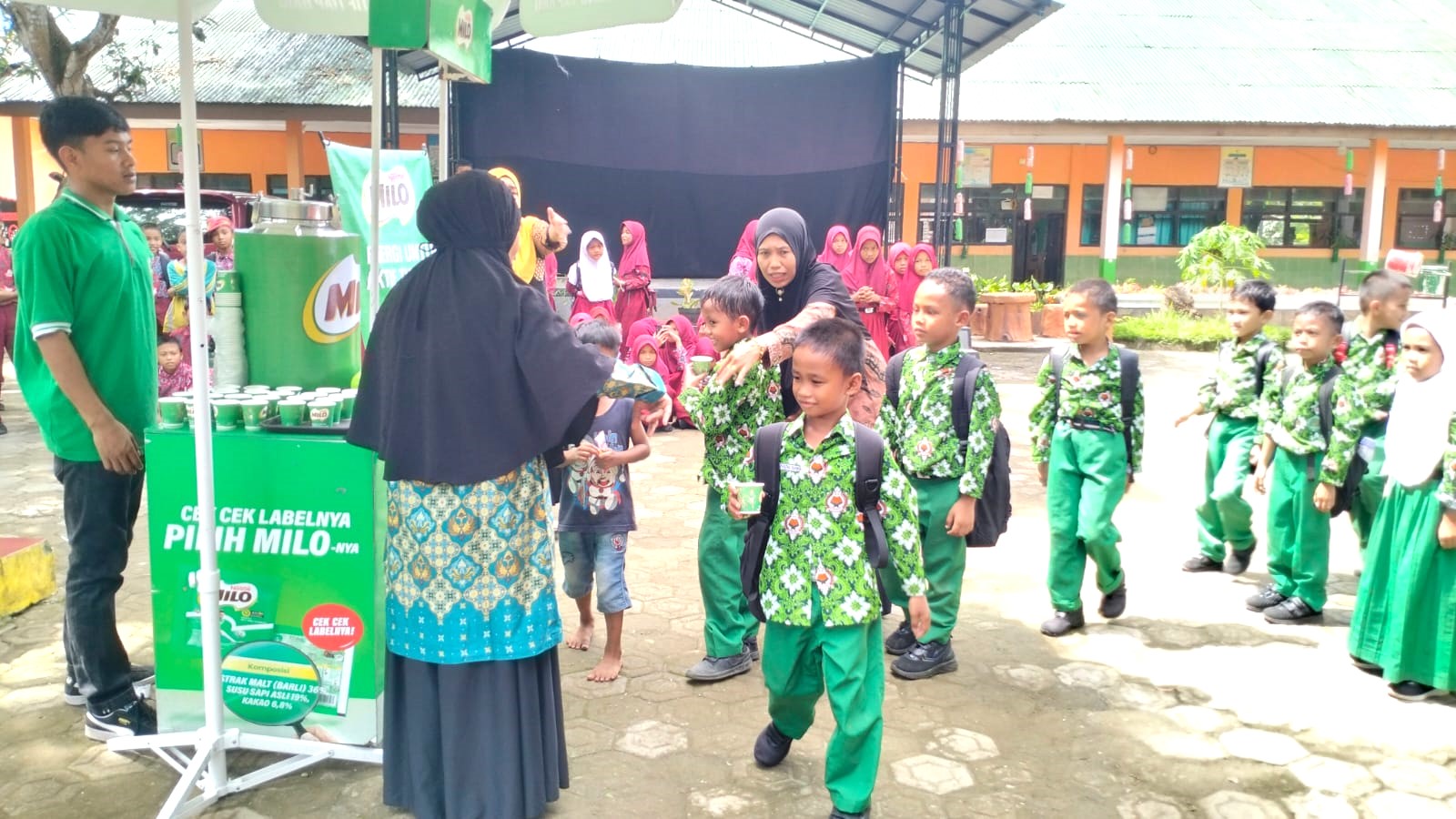 Pembagian Milo Gratis dalam program Corporate Social Responsibility (CSR) Nestlé