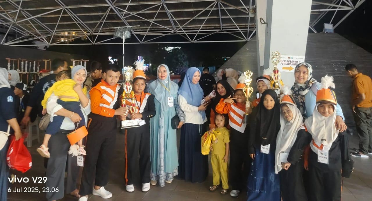 Ortu, guru dan siswa berbahagia saat penerimaan hadiah
