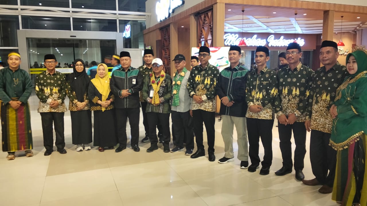 Kemenag Bulukumba menyambut kedatangan Kemenag Kanwi Kalimantan Utara di Bandara Sultan Hasanuddin