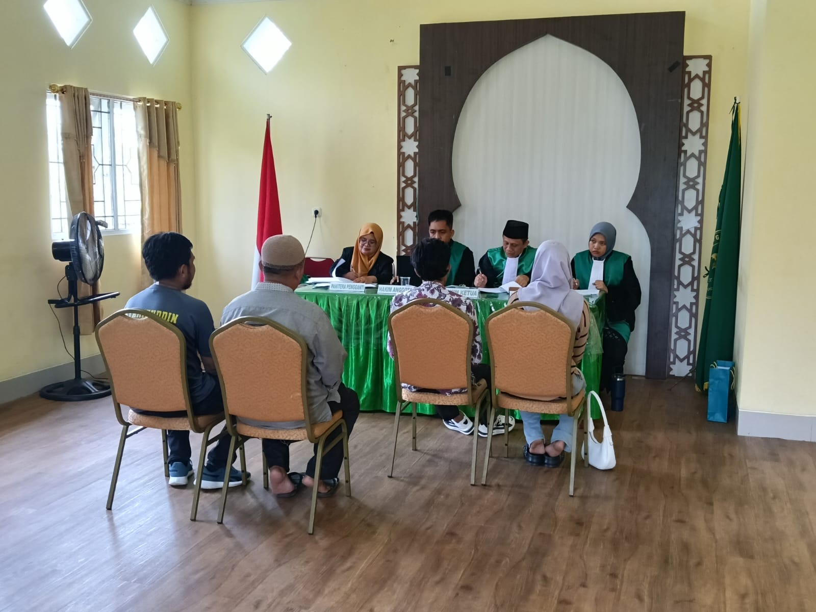 Prosesi sidang isbat di KUA Tanralili. (Foto: ist)