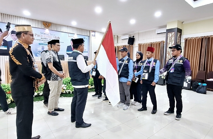 Tenaga Ahli Menteri Agama Lepas 393 Jemaah Haji Kloter 7 Embarkasi Makassar