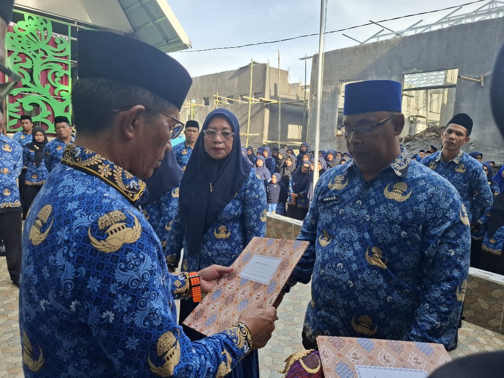Kakankemenag Maros H. Muhammad Nur Halik, saat menyerahkan SK kenaikan pangkat.