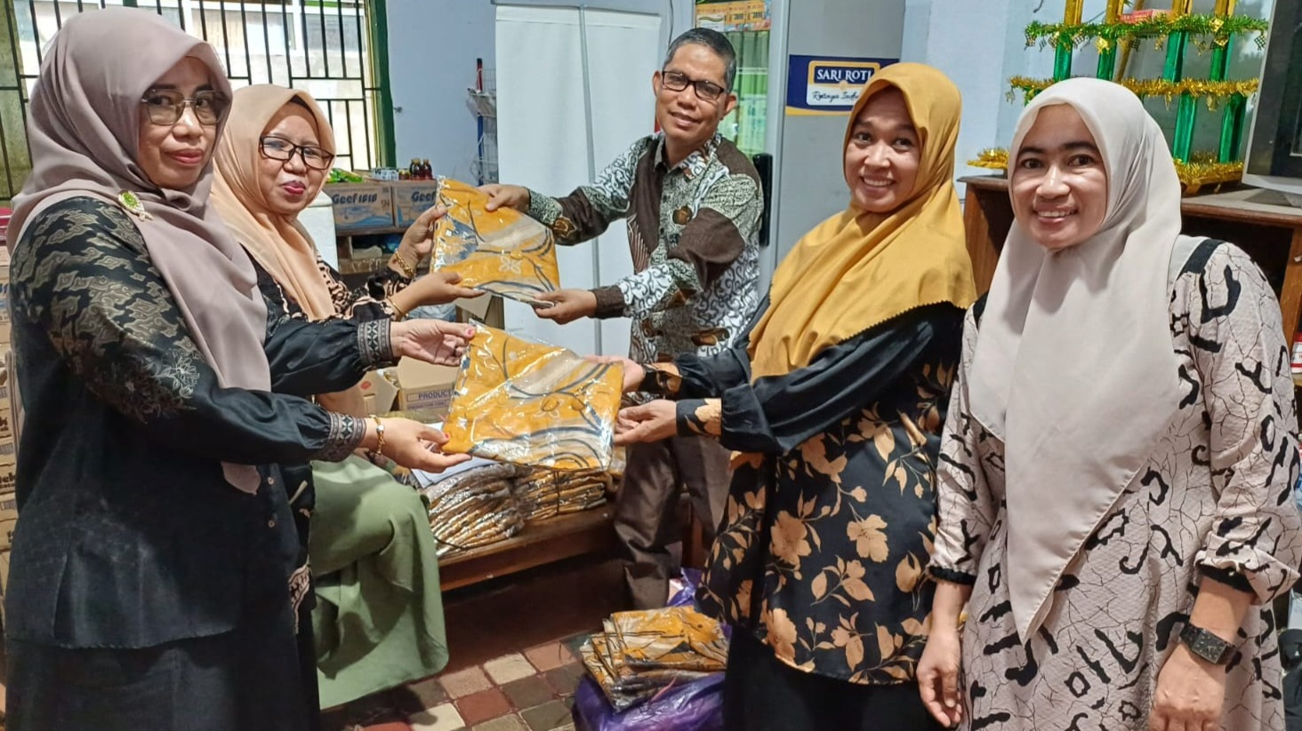Semangat Penamatan, Warga MTsN 1 Bone Terima Seragam Batik Spesial