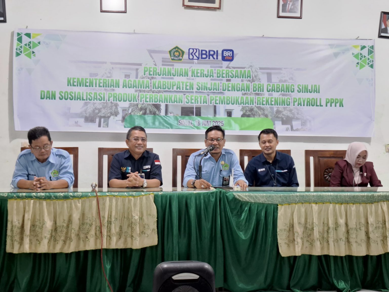 Kepala Kemenag Sinjai Faried Wajedi saat memberikan arahan saat pembinaan ASN PPPK Lingkungan Kemenag Sinjai